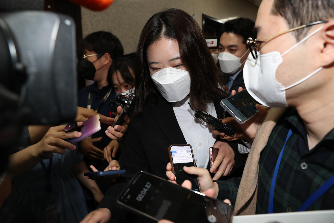 더불어민주당 박지현 공동비상대책위원장이 2일 오전 국회에서 열린 비공개 비상대책위원회 회의에 참석하기 위해 대표실로 향하고 있다. [연합]