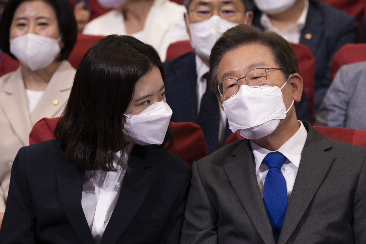 더불어민주당 박지현 공동상임선대위원장과 이재명 총괄선거대책위원장이 1일 저녁 서울 여의도 국회의원회관에 마련된 더불어민주당 개표상황실에서 출구조사 결과발표 방송을 지켜보며 대화하고 있다. [연합]