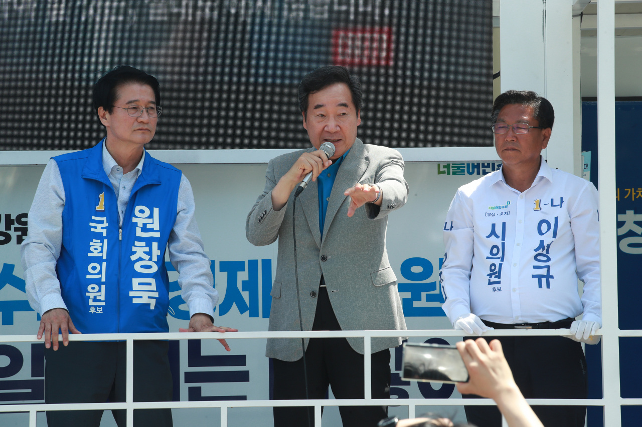 이낙연 전 국무총리가 29일 원창묵 원주갑 국회의원 보궐선거 후보자의 거리 유세가 펼쳐진 강원 원주시 무실동 시청사거리에서 원 후보에 대해 지지를 호소하고 있다. 원 후보는 이번 선거에서 낙선했다. [연합]
