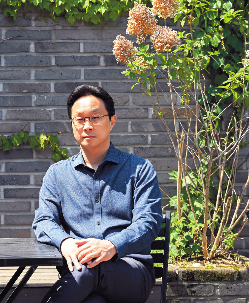 ‘톤 마이스터’는 까다로운 귀와 따뜻한 소통 능력을 가진 사람들이다. 세계적인 톤마이스터 최진 감독은 “톤마이스터는 ‘음반의 지휘자’”라고 한다. 임세준 기자