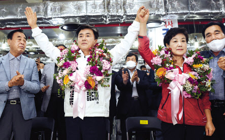 1일 치러진 시·도지사 선거에서 충청권은 국민의힘 후보들이 석권했고, 각각 여야의 텃밭으로 꼽히는 영남과 호남은 큰 이변없이 국민의힘과 더불어민주당 후보들이 휩쓸었다. 사진은 위쪽부터 김영환(충북도지사), 김태흠(충남도지사) 등 당선인이 승리 확정 직후 각 지역 선거운동 사무소에서 축하하는 모습이다. [연합]