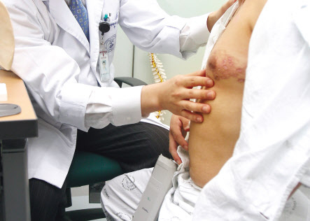 수두는 수두 대상포진 바이러스(VZV)에 의한 급성 감염질환으로, 피부 병변에 직접 접촉하거나 비말 등 호흡기 분비물의 공기 전파를 통해 감염되는 것이 특징이다.