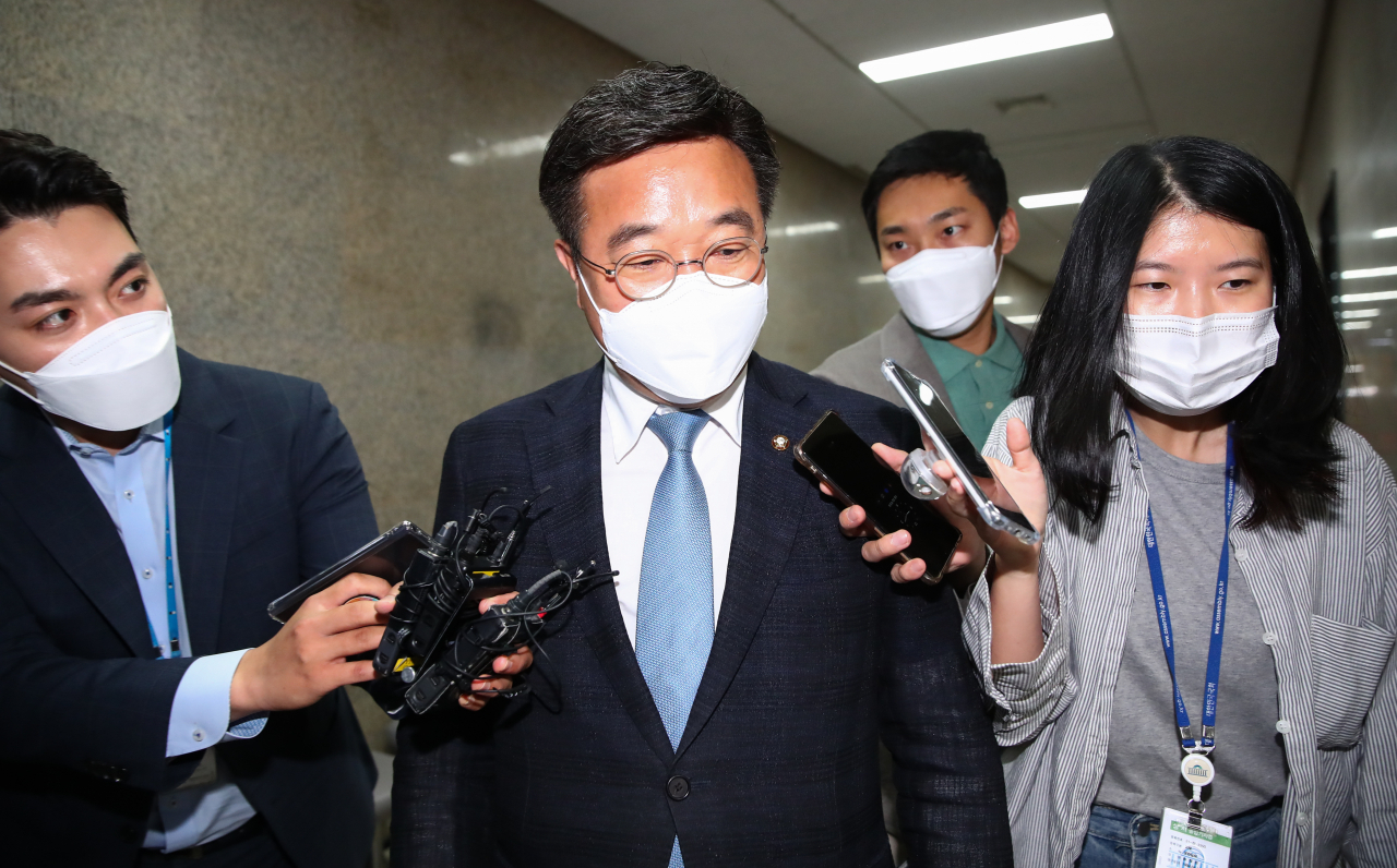 더불어민주당 윤호중 공동비상대책위원장이 2일 오전 서울 여의도 국회 당대표실로 향하며 취재진의 질문을 받고 있다. [연합]