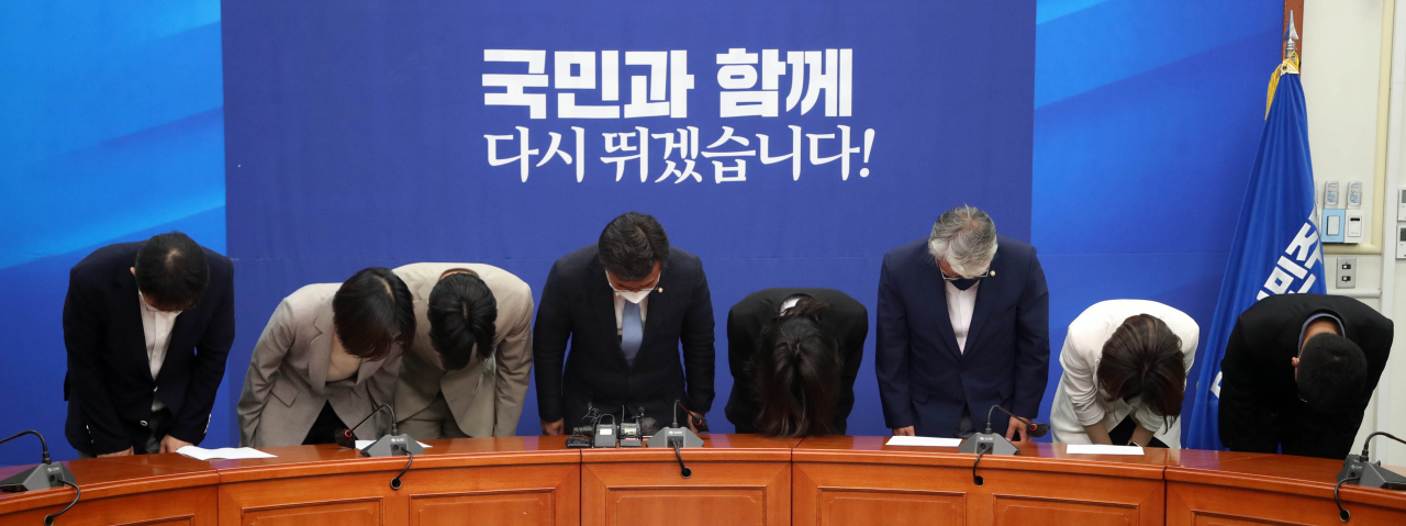 더불어민주당 윤호중·박지현 공동비상대책위원장을 비롯한 비상대책위원들이 2일 서울 여의도 국회에서 총사퇴 기자회견을 마친 후 인사하고 있다. [연합]