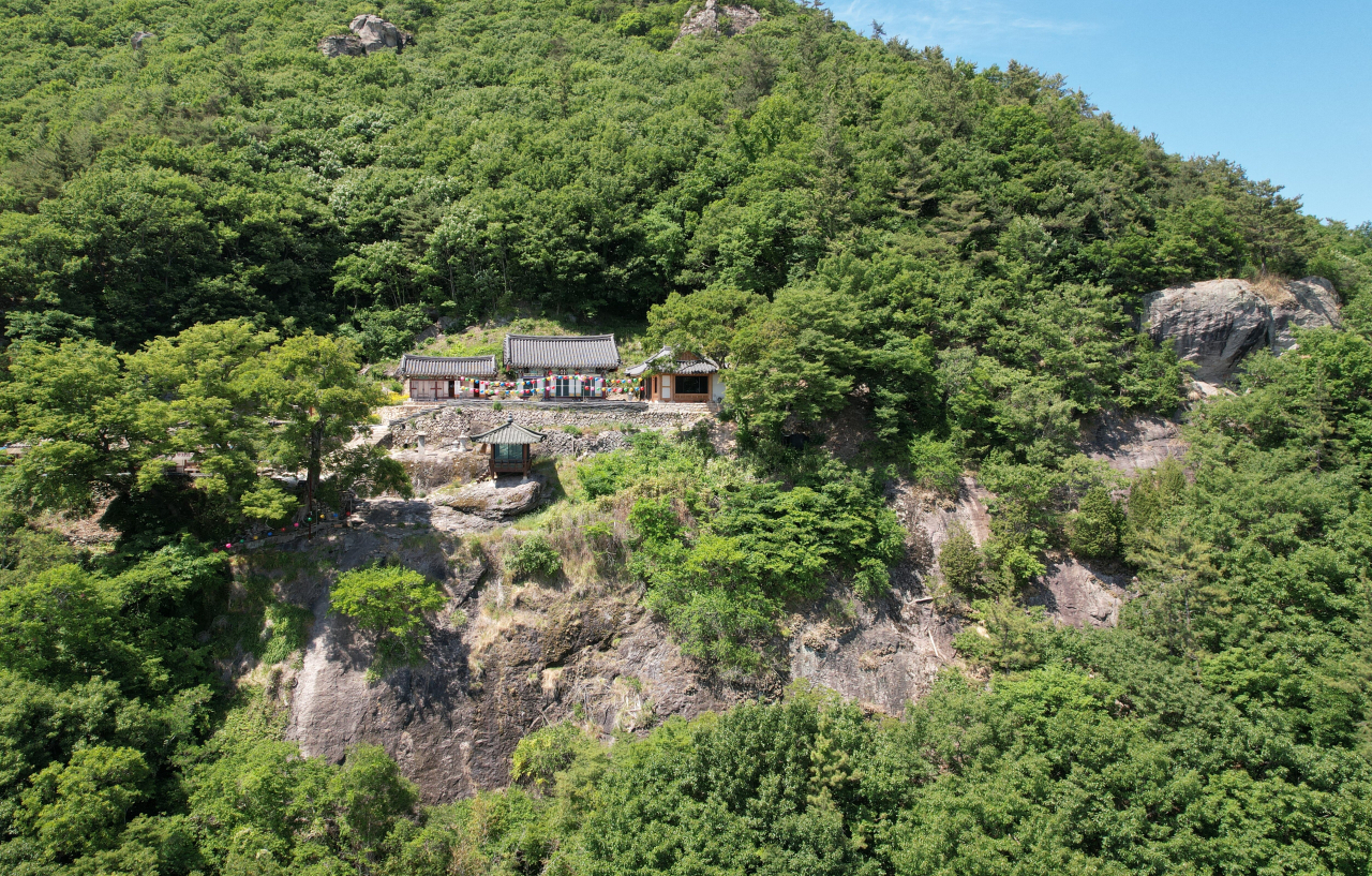 강진군과 강진문화관광재단이 감추었다 내놓은 신상 명소, 절벽 속 화방사 [여행스케치 조용식]