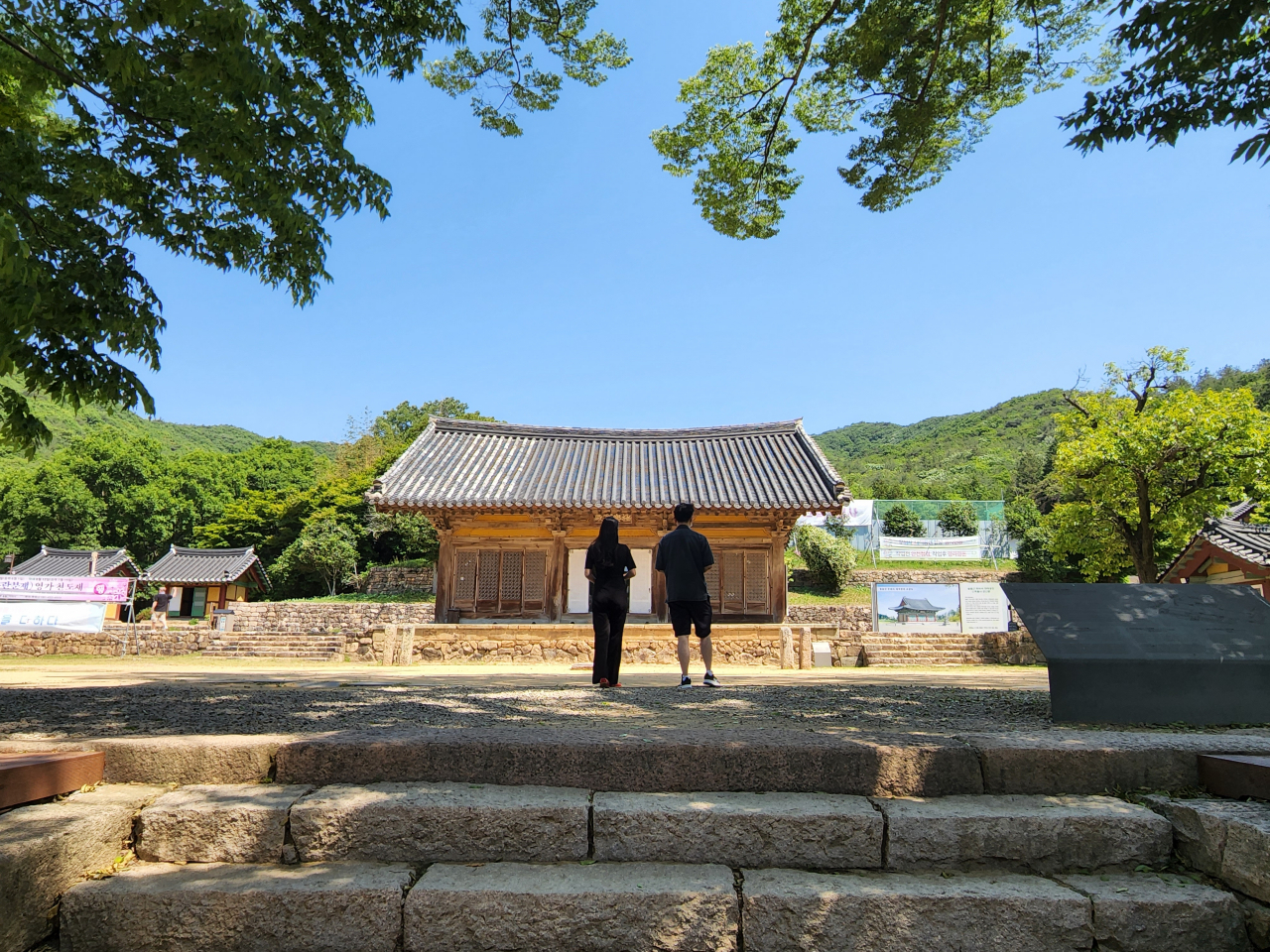 소박한 외관의 국보 무위사 극락보전