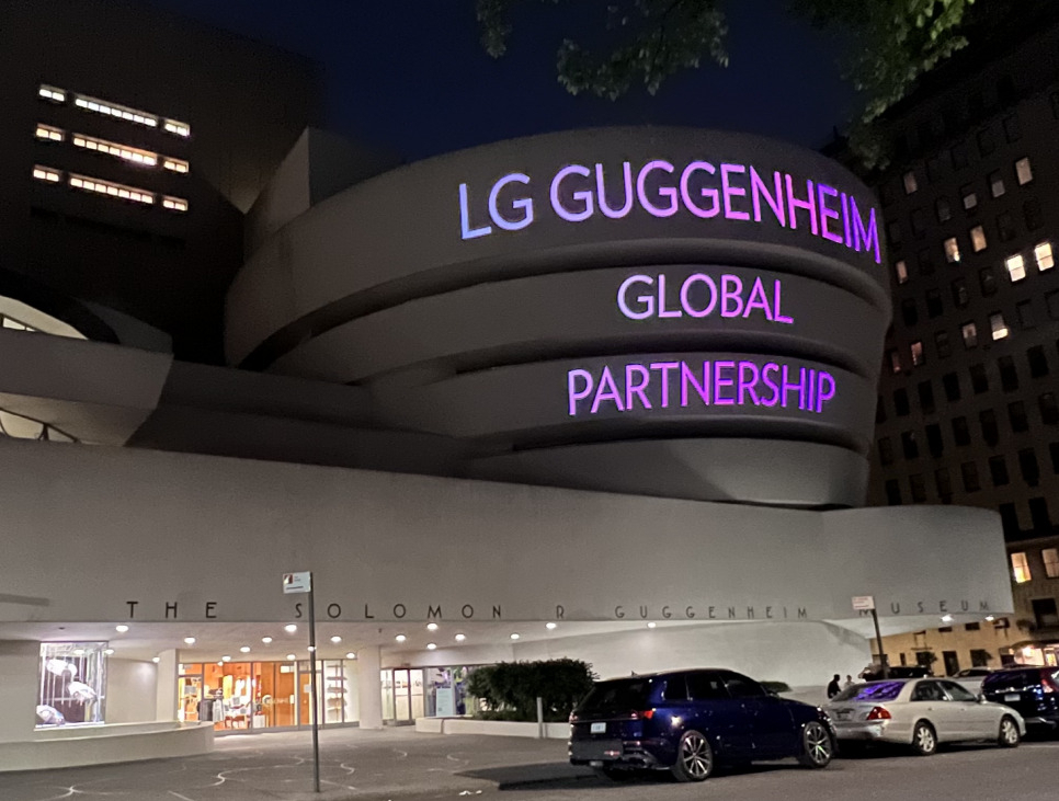 미국 뉴욕 구겐하임 뮤지엄 외부에 LG와 구겐하임의 글로벌 파트너십이 소개되고 있다. [㈜LG 제공]