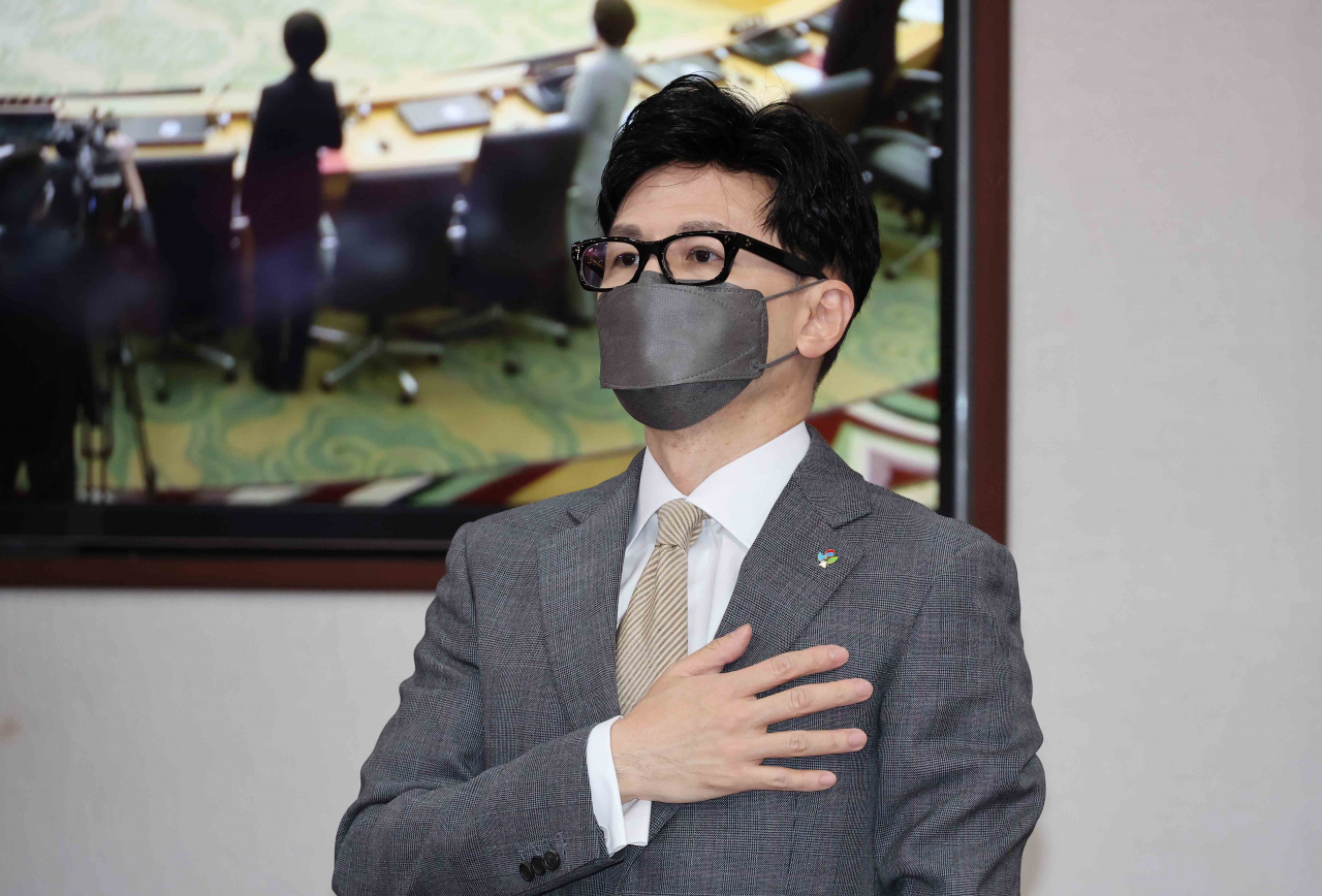한동훈 법무부 장관이 5월31일 정부서울청사에서 세종청사와 영상으로 연결해 열린 국무회의 화상회의에서 국기에 경례하고 있다. [연합]