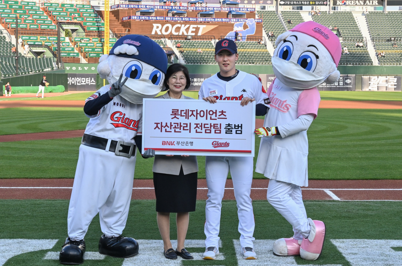 부산은행은 지난달 31일, 사직야구장에서 롯데자이언츠 선수단을 대상으로 자산관리 전담팀 출범식을 개최했다. [부산은행 제공]