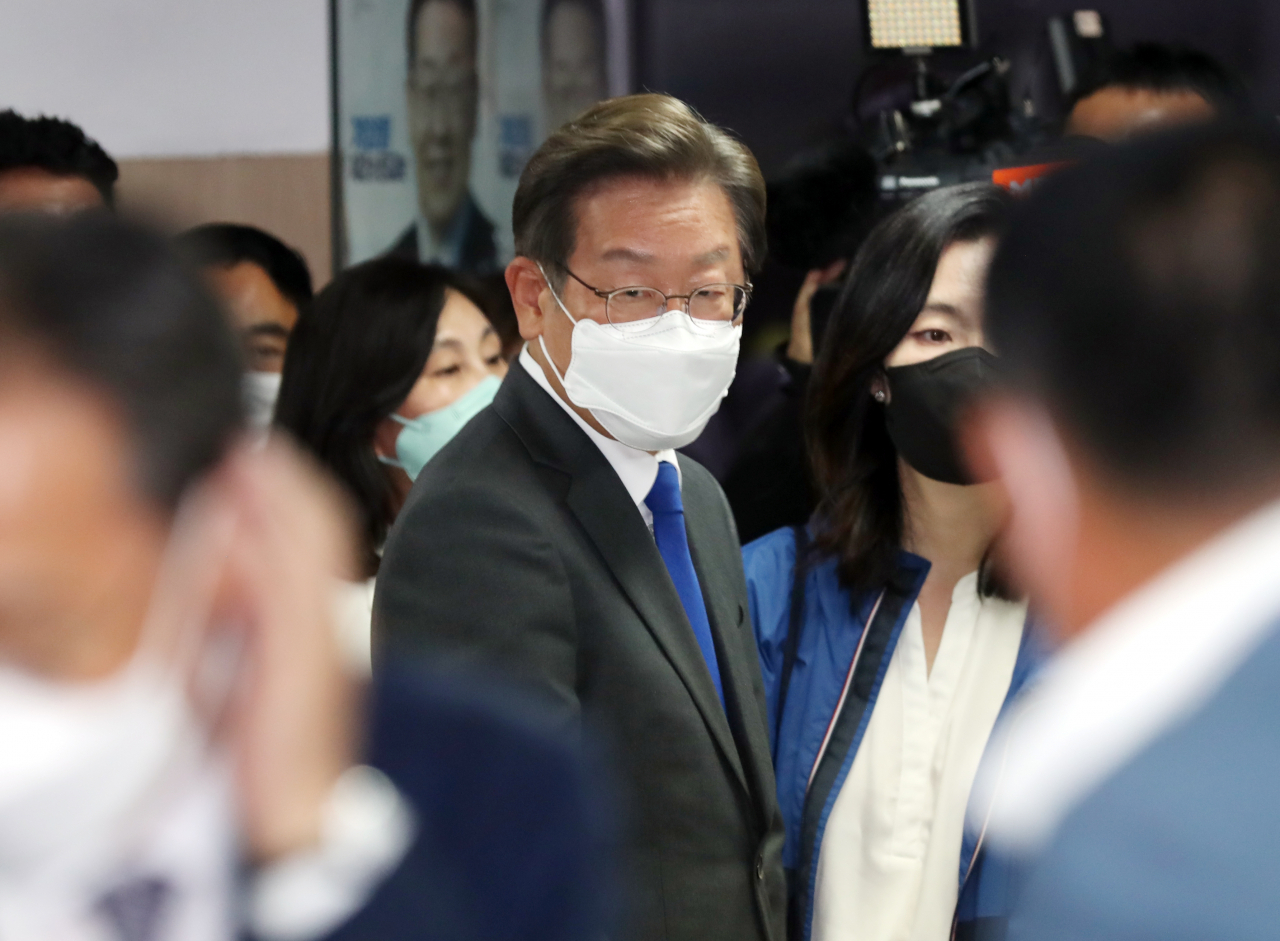 인천 계양을 국회의원 보궐선거에서 당선이 확실시된 더불어민주당 이재명 후보가 1일 오후 인천시 계양구 자신의 선거사무소에서 소감을 밝힌 뒤 자리를 떠나고 있다. [연합]