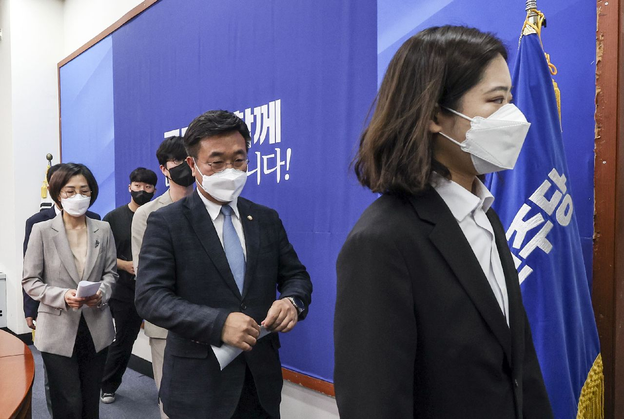 윤호중, 박지현 더불어민주당 공동비대위원장 등 비대위원들이 2일 오전 서울 여의도 국회 당대표 회의실에서 총사퇴 의사를 밝히는 입장문을 발표한 뒤 회의실을 나서고 있다. 박해묵 기자