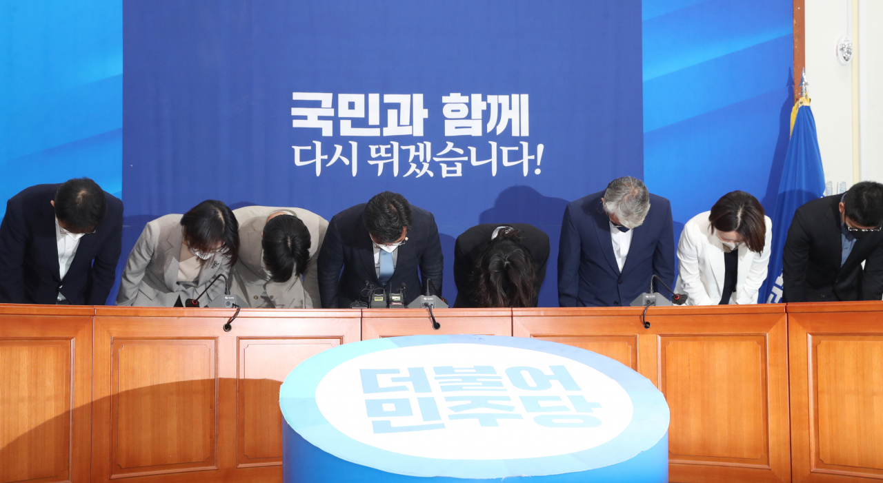 더불어민주당 윤호중·박지현 공동비상대책위원장을 비롯한 비상대책위원들이 2일 서울 여의도 국회에서 총사퇴 기자회견을 마친 후 인사하고 있다. 박해묵 기자