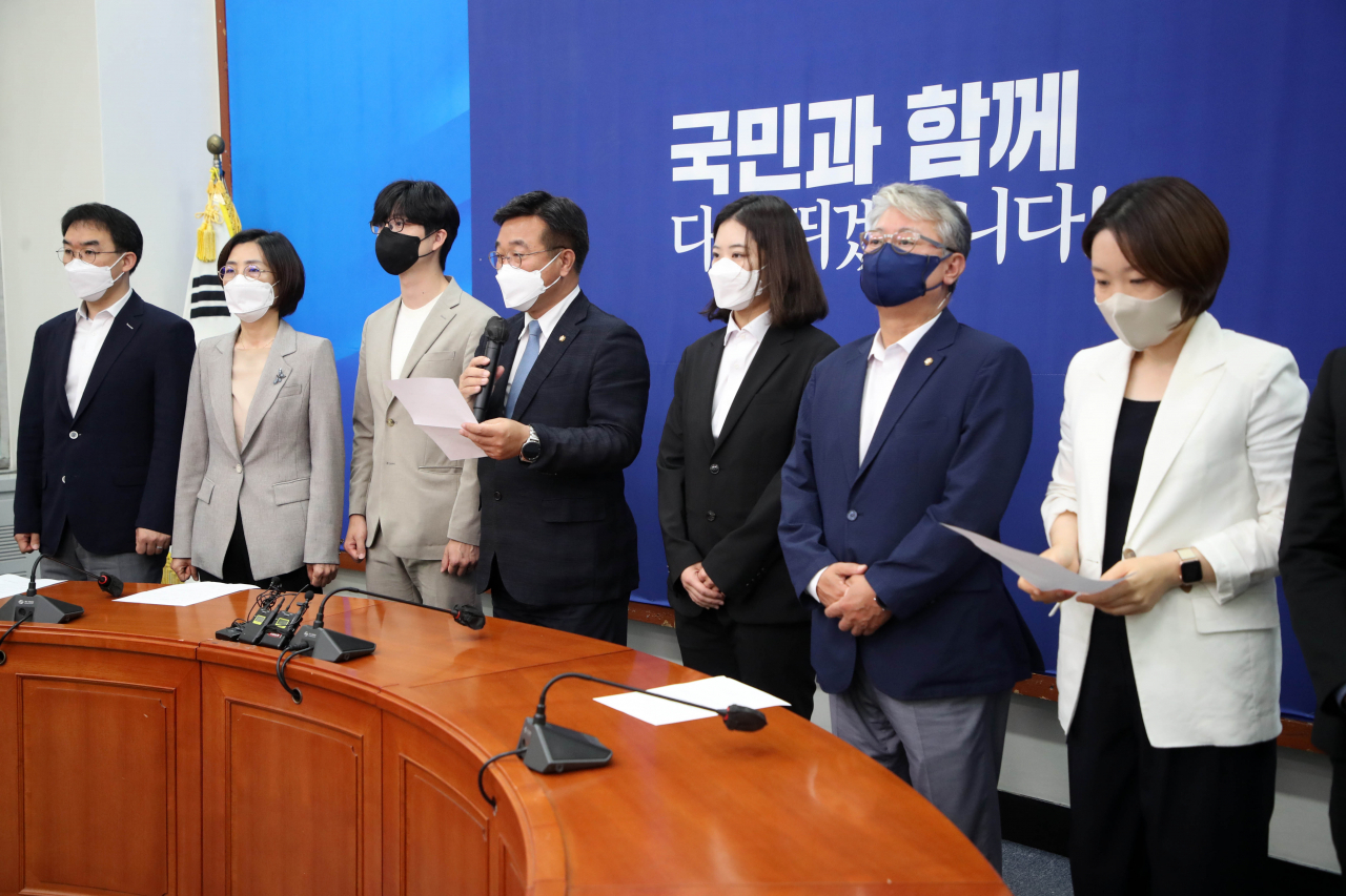 더불어민주당 윤호중·박지현 공동비상대책위원장을 비롯한 비상대책위원들이 2일 서울 여의도 국회에서 총사퇴 기자회견을 하고 있다. 박해묵 기자