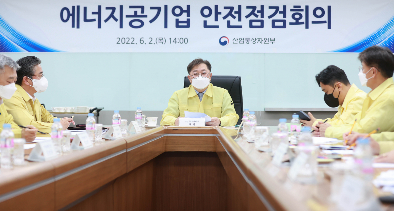 박일준(가운데) 산업통상자원부 2차관이 2일 화상회의를 통해 한국전력공사·가스안전공사 등 에너지 공기업 사장단과 에너지 분야 안전 현황을 점검하고 있다.[산업통상자원부 제공]