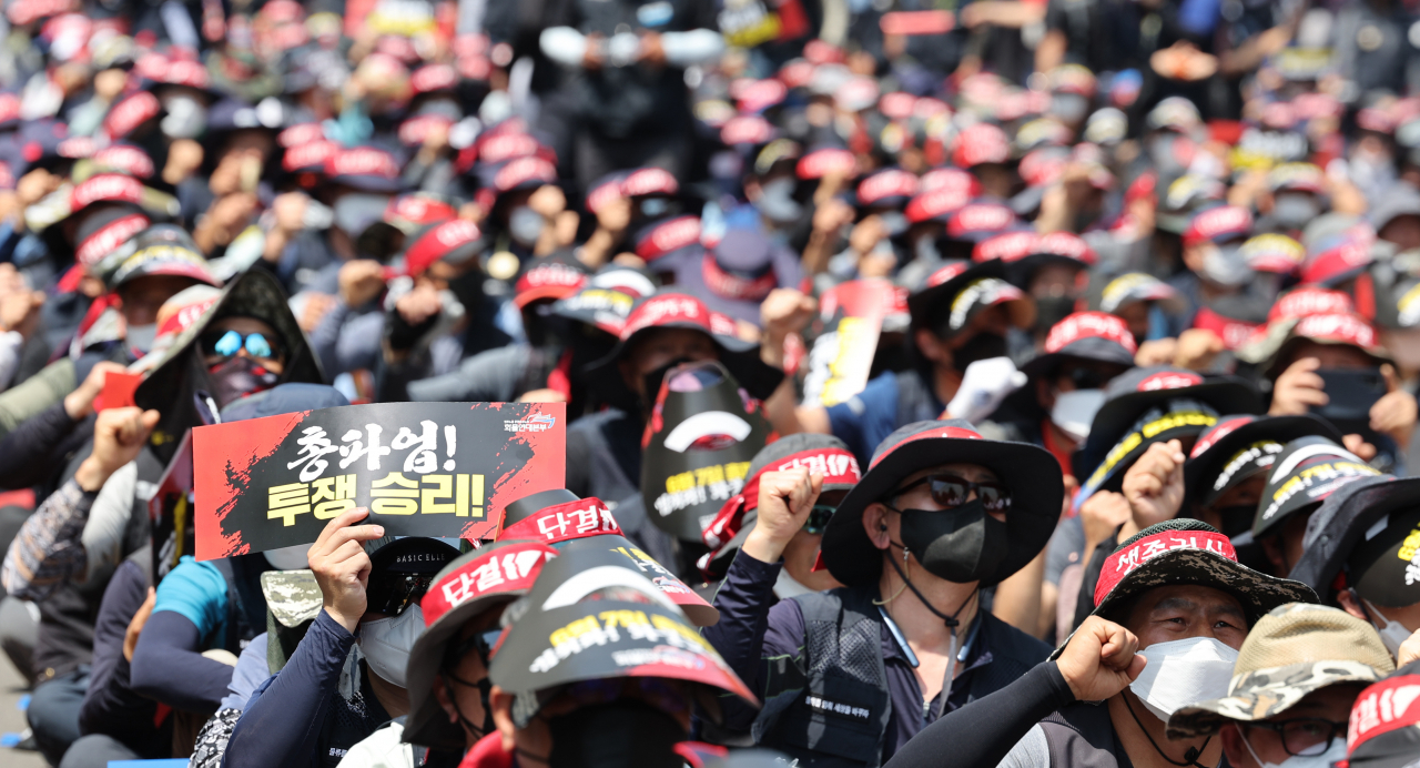 민주노총 화물연대가 지난달 28일 숭례문 앞 도로에서 총파업 결의대회를 하고 있다. [연합]