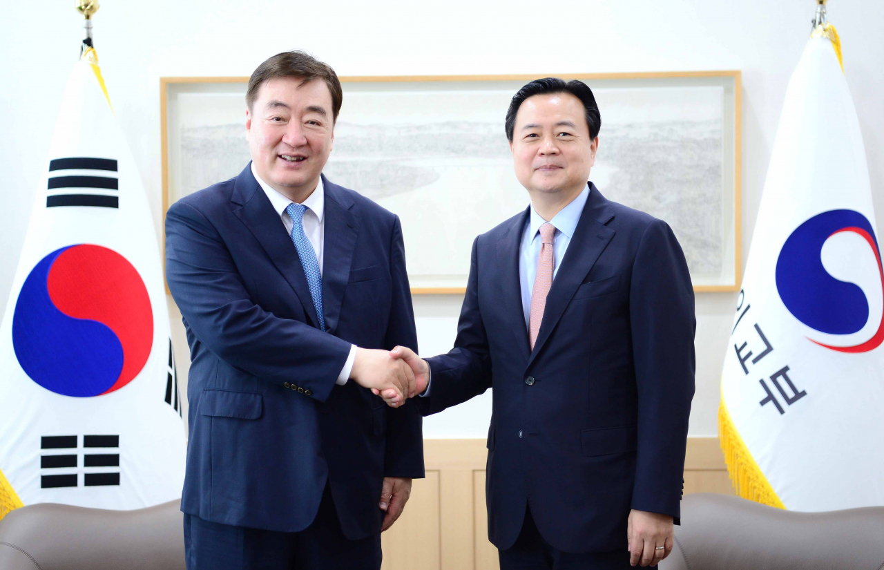 조현동 외교부 제1차관(오른쪽)이 2일 오전 서울 외교부 청사에서 싱하이밍 주한중국대사를 접견하고 있다. [외교부 제공]