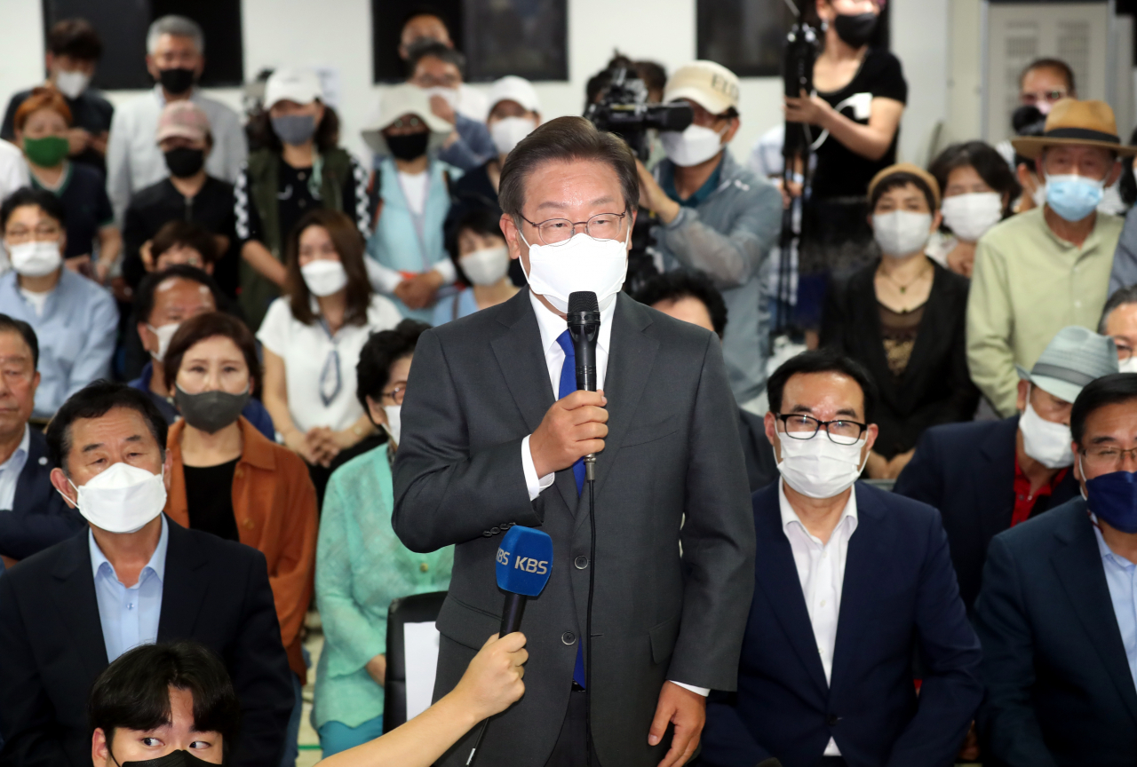 인천 계양을 국회의원 보궐선거가 시행된 1일 밤 더불어민주당 이재명(가운데) 후보가 당선이 확실시되자 인천시 계양구 자신의 선거사무소에서 소감을 밝히고 있다. [연합]