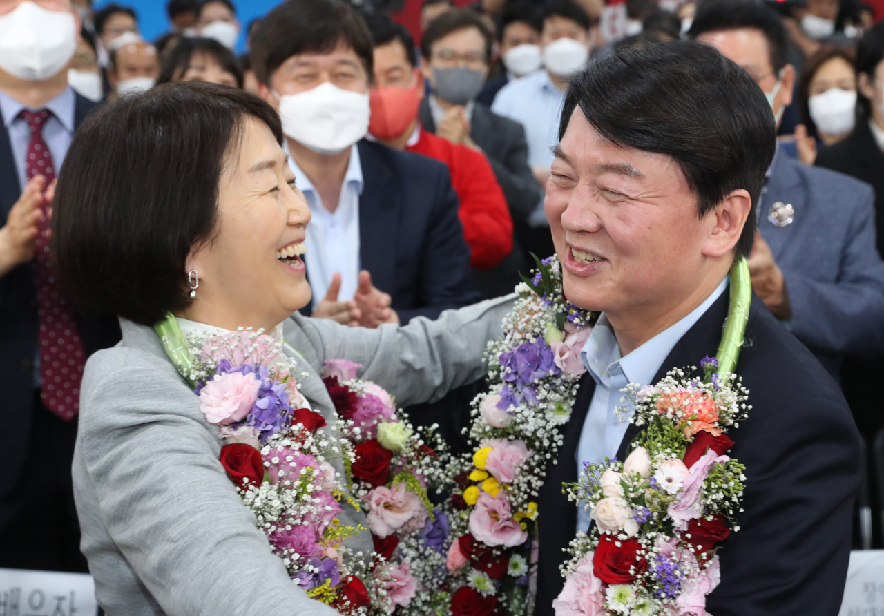 경기 성남 분당갑 국회의원 보궐선거에 출마한 국민의힘 안철수 후보가 1일 오후 당선이 확실시 되자 분당 선거사무소에서 부인 김미경씨와 함께 기뻐하고 있다. [연합]