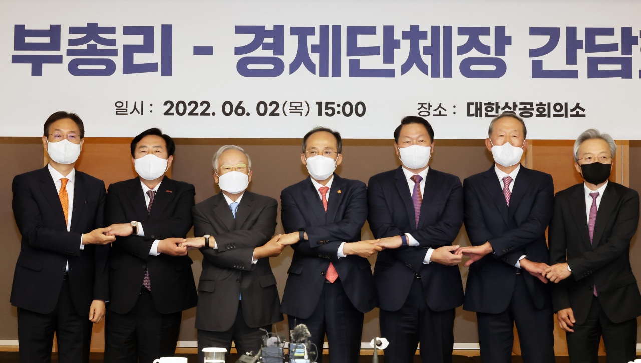 (왼쪽부터)이관섭 한국무역협회 상근부회장, 김기문 중기중앙회장, 손경식 경총 회장, 추경호 경제부총리 겸 기재부장관, 최태원 대한상의 회장, 허창수 전경련 회장, 최진식 중견련 회장. [연합]