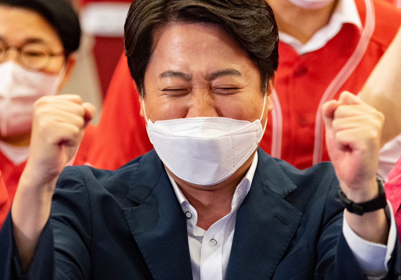 국민의힘 이준석 대표가 1일 서울 여의도 국회도서관에 마련된 ‘국민의힘 제8회 지방선거 개표상황실’에서 출구조사 방송을 시청하며 기뻐하고 있다. [연합]