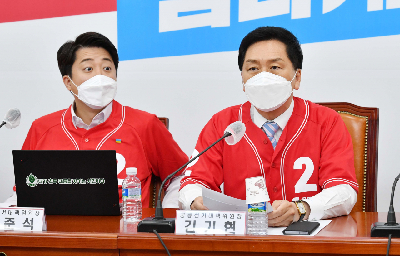 김기현 국민의힘 전국동시지방선거 공동선대위원장이 지난달 9일 서울 여의도 국회에서 열린 국민의힘 지방선거 중앙선거대책위원회 제1차 회의에서 모두발언을 하고 있다. 왼쪽은 이준석 국민의힘 대표. [이상섭 기자]