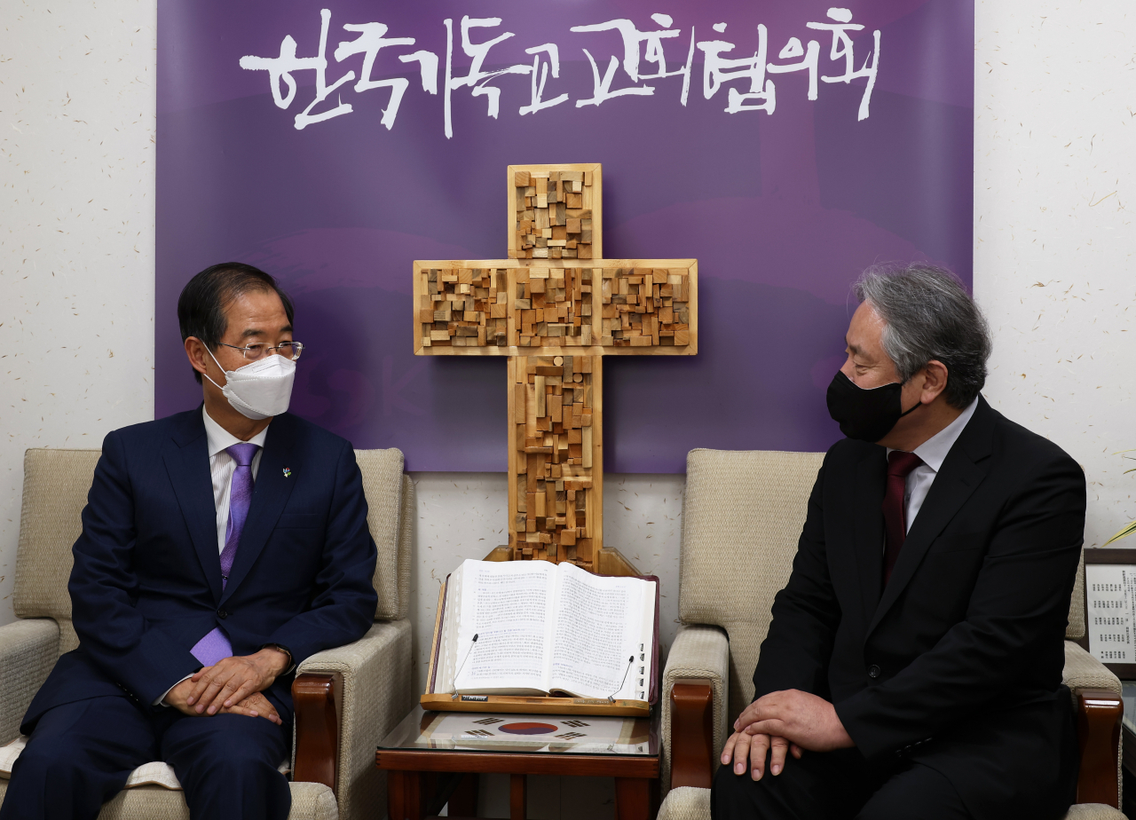 한덕수 국무총리(왼쪽)가 2일 취임 인사를 하기 위해 서울 종로구 한국기독교회관의 한국기독교교회협의회(NCCK)를 예방해 이홍정 총무와 만나 환담하고 있다. [연합]