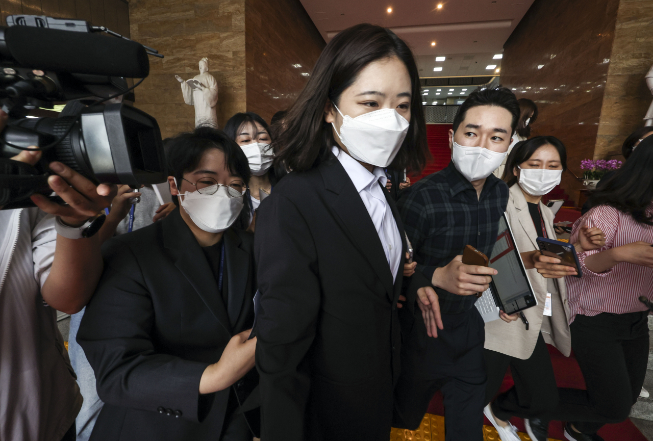 박지현 더불어민주당 공동비상대책위원장이 2일 오전 서울 여의도 국회 당대표 회의실에서 총사퇴 의사를 밝히는 입장문을 발표한 뒤 국회를 나서고 있다. [연합]