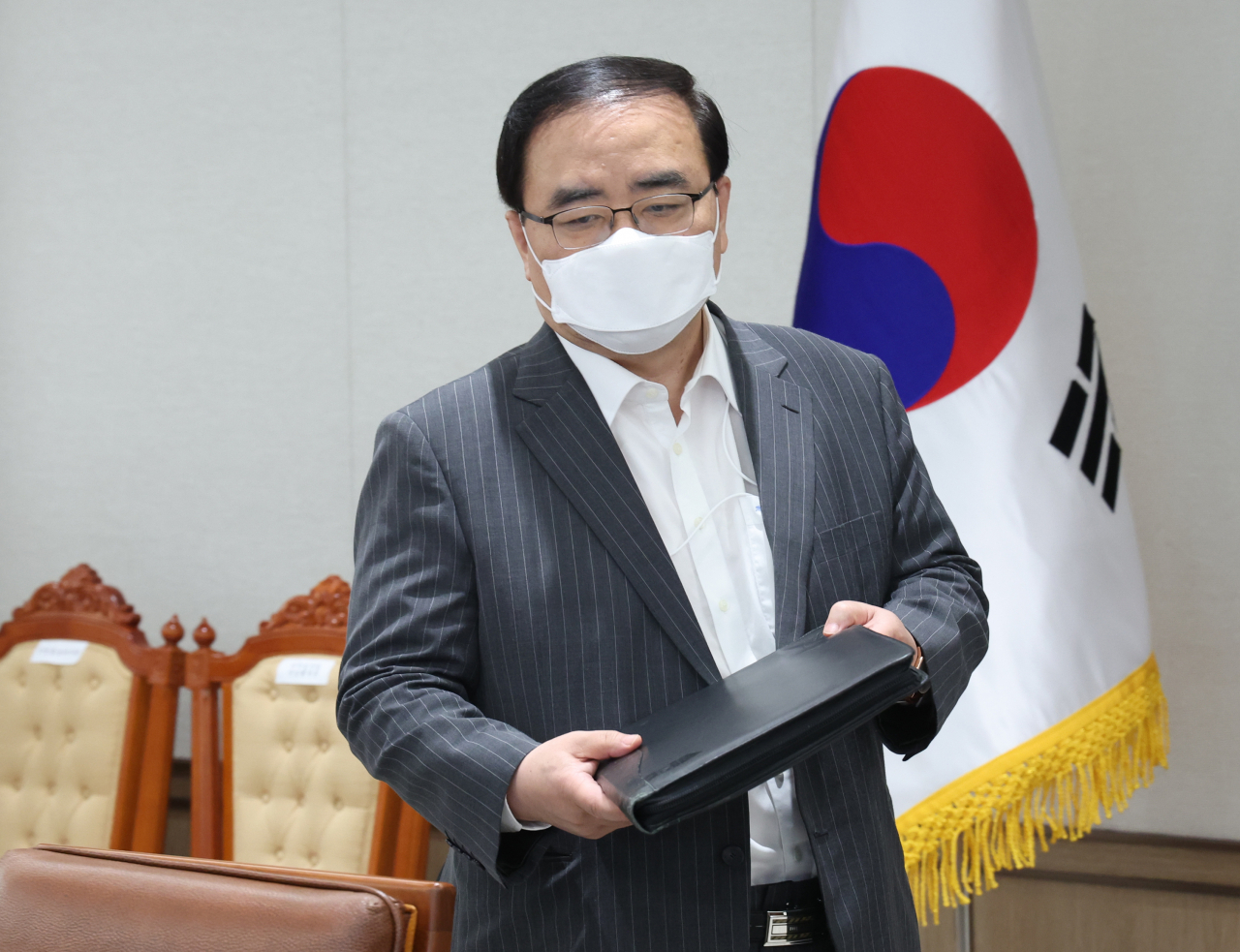 김성한 국가안보실장이 30일 오전 서울 용산 대통령실 청사에서 열린 수석비서관회의에서 입장하고 있다. [연합]