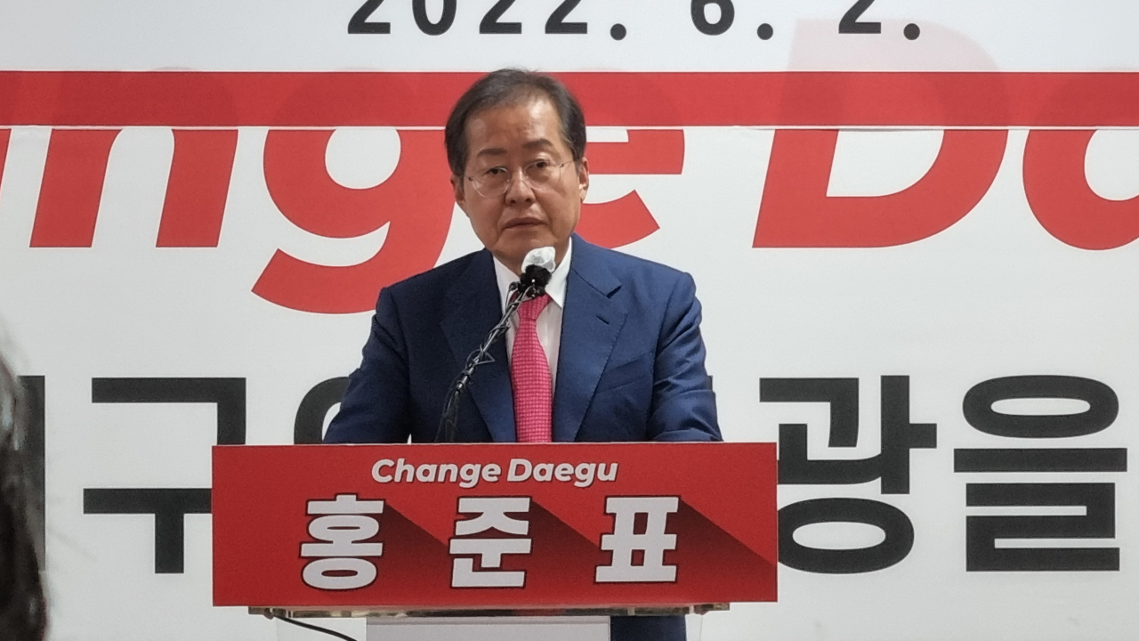 홍준표 대구시장 당선인이 2일 선거사무소에서 기자회견을 갖고 민선8기 시정 운영 등에 대한 계획을 밝히고 있다.[사진=김병진 기자]