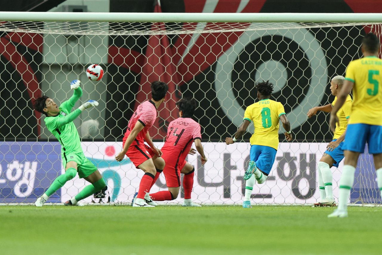2일 오후 서울월드컵경기장에서 열린 남자 축구 국가대표팀 친선경기 한국과 브라질의 경기에서 한국이 브라질 히샬리송에게 선제골을 허용하고 있다. 연합뉴스