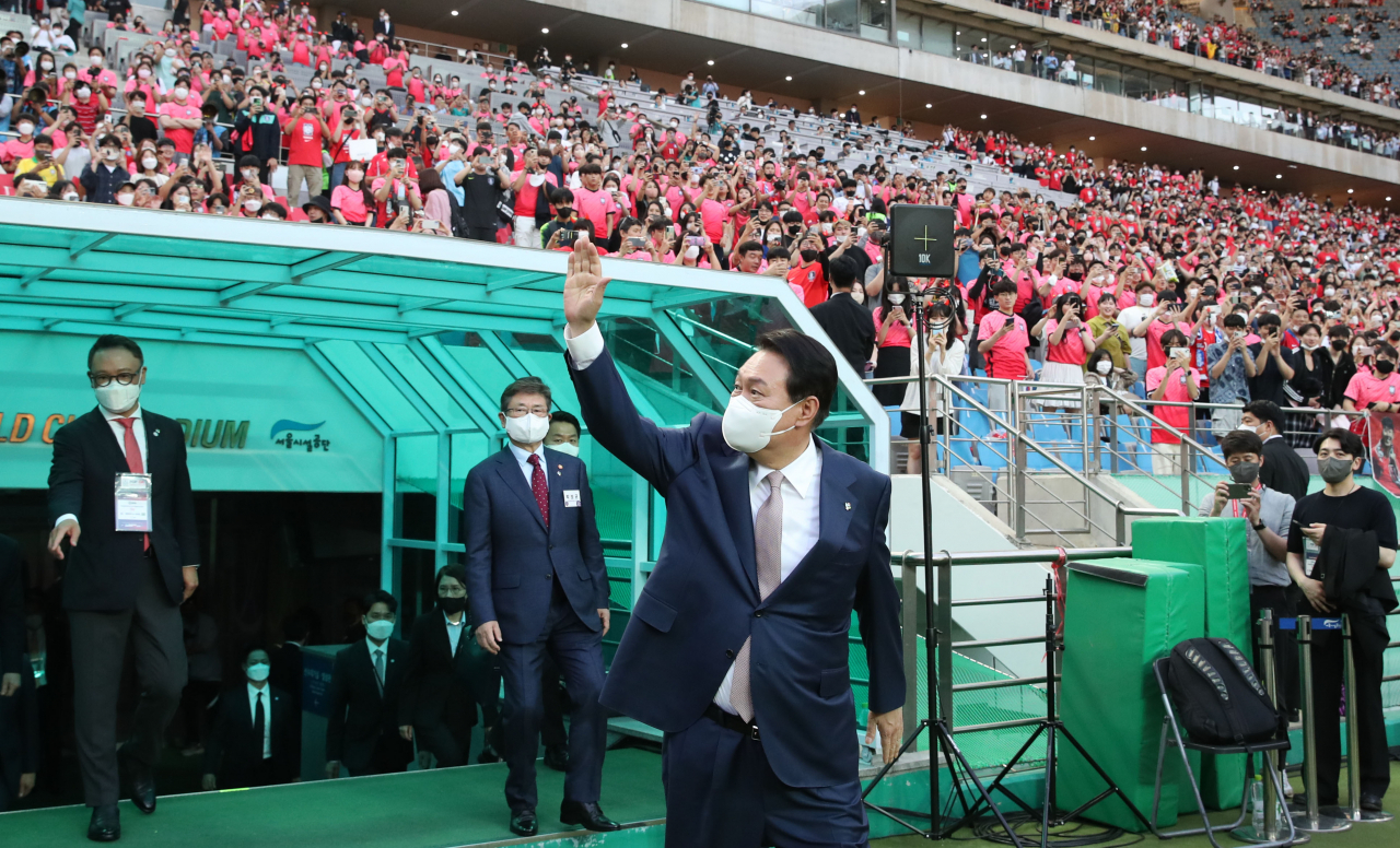 윤석열 대통령이 2일 오후 서울 마포구 서울월드컵경기장에서 아시아 선수 최초로 잉글랜드 프로축구 프리미어리그 득점왕에 오른 손흥민 선수에게 체육훈장 가운데 최고 등급인 청룡장을 수여하기 위해 그라운드로 입장하며 축구팬들에게 손을 들어 인사하고 있다. [연합]