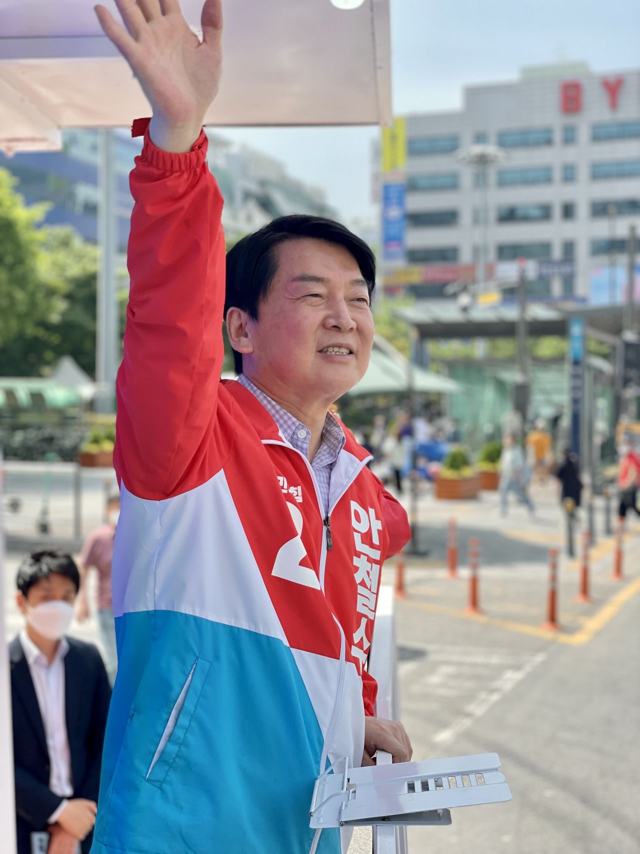 경기 성남 분당갑 국회의원 보궐선거 국민의힘 안철수 당선인이 2일 오전 경기도 성남시 분당구 일대에서 당선 인사를 하고 있다. [연합]