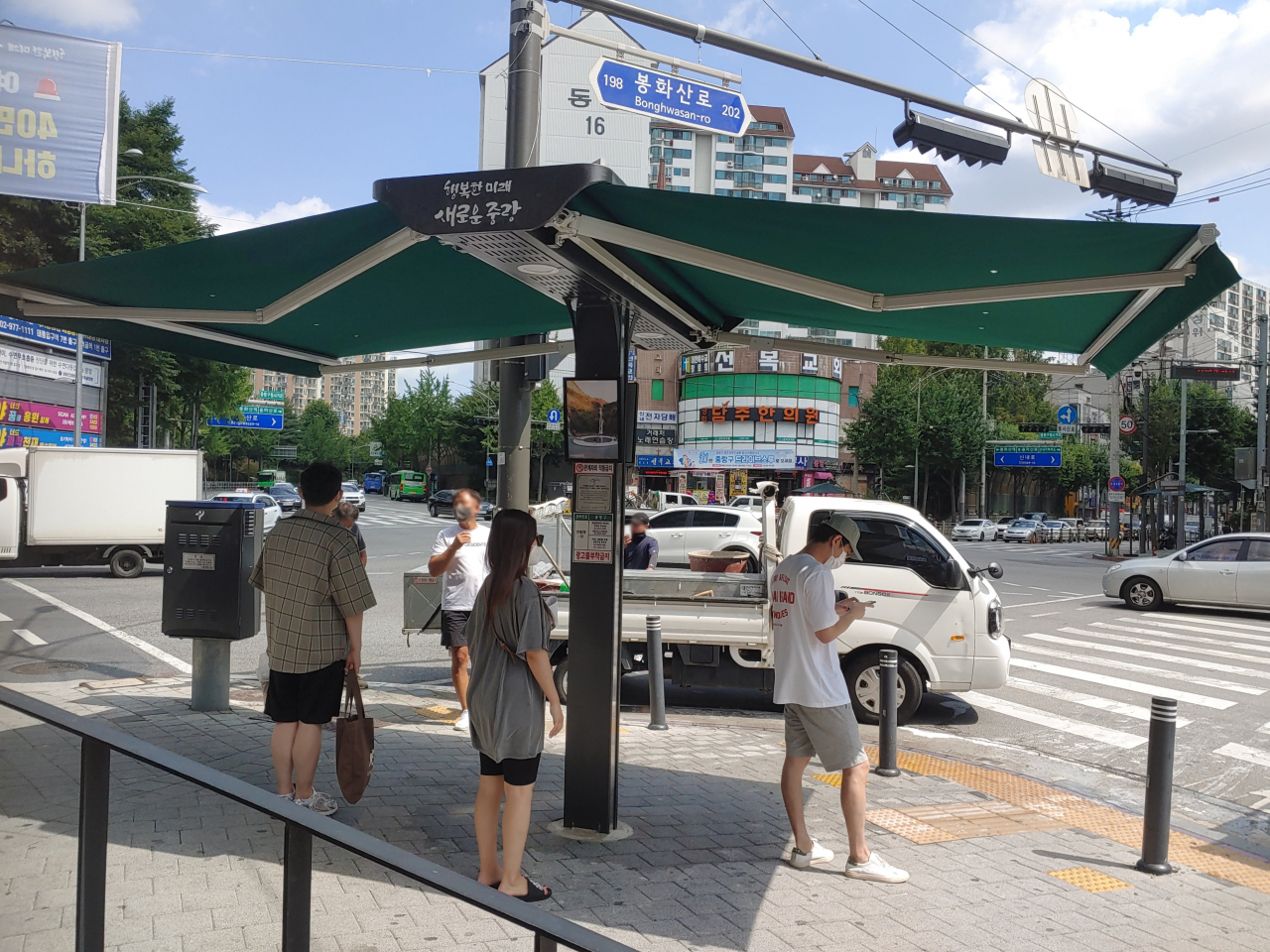 서울 중랑구가 이른 더위 주민 보호에 두 팔 걷어 붙였다. 사진은 횡단보도 앞에 설치된 그늘막 모습. [중랑구 제공]