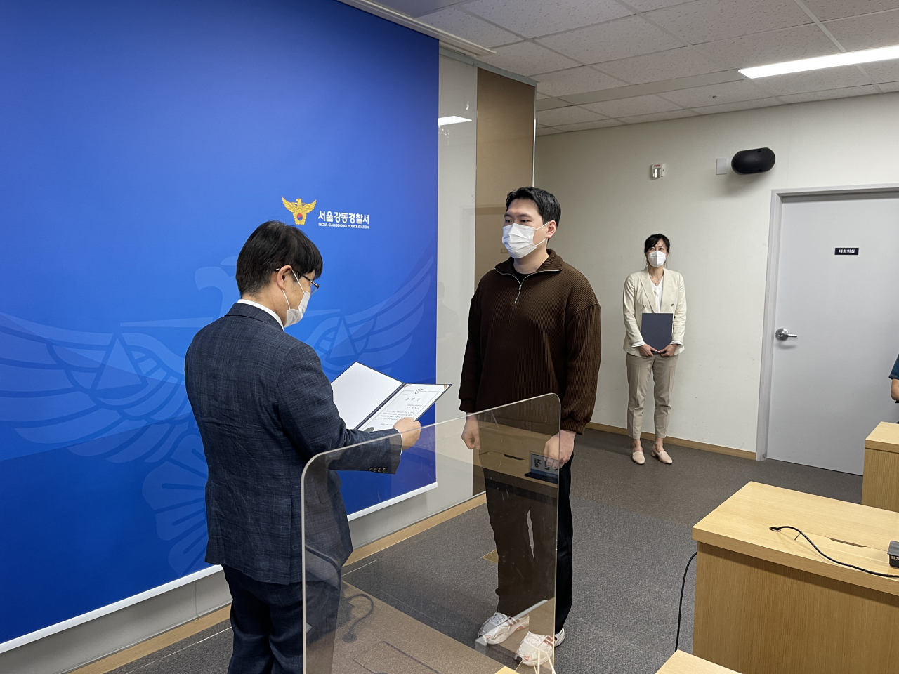 김학배 서울시 자치경찰위원장이 강동경찰서를 방문해 유공경찰관에게 표창을 수여했다.