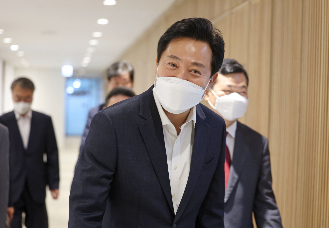 제39대 서울특별시장에 당선된 뒤 업무에 복귀한 오세훈 시장이 2일 오전 서울시청 집무실로 출근하고 있다. [연합]