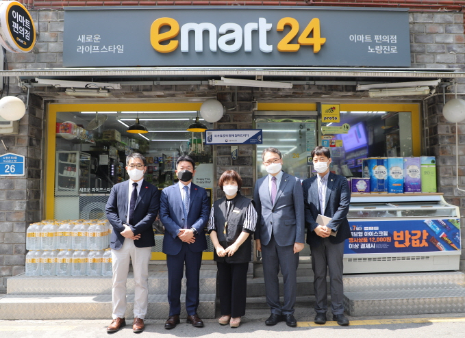 이웃사촌 히든히어로 1호로 선정된 이마트24 노량진로점 경영주(가운데)와 이승우 서울지방보훈청장(우측에서 2번째), 박용일 이마트24 지원담당 상무(좌측에서 2번째)가 국가유공자 명패 부착 후 기념 촬영을 하고 있다. [이마트24 제공]