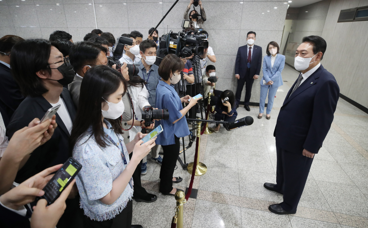 윤석열 대통령이 3일 오전 서울 용산 대통령실 청사로 출근하며 기자들의 질문에 답하고 있다. [연합]