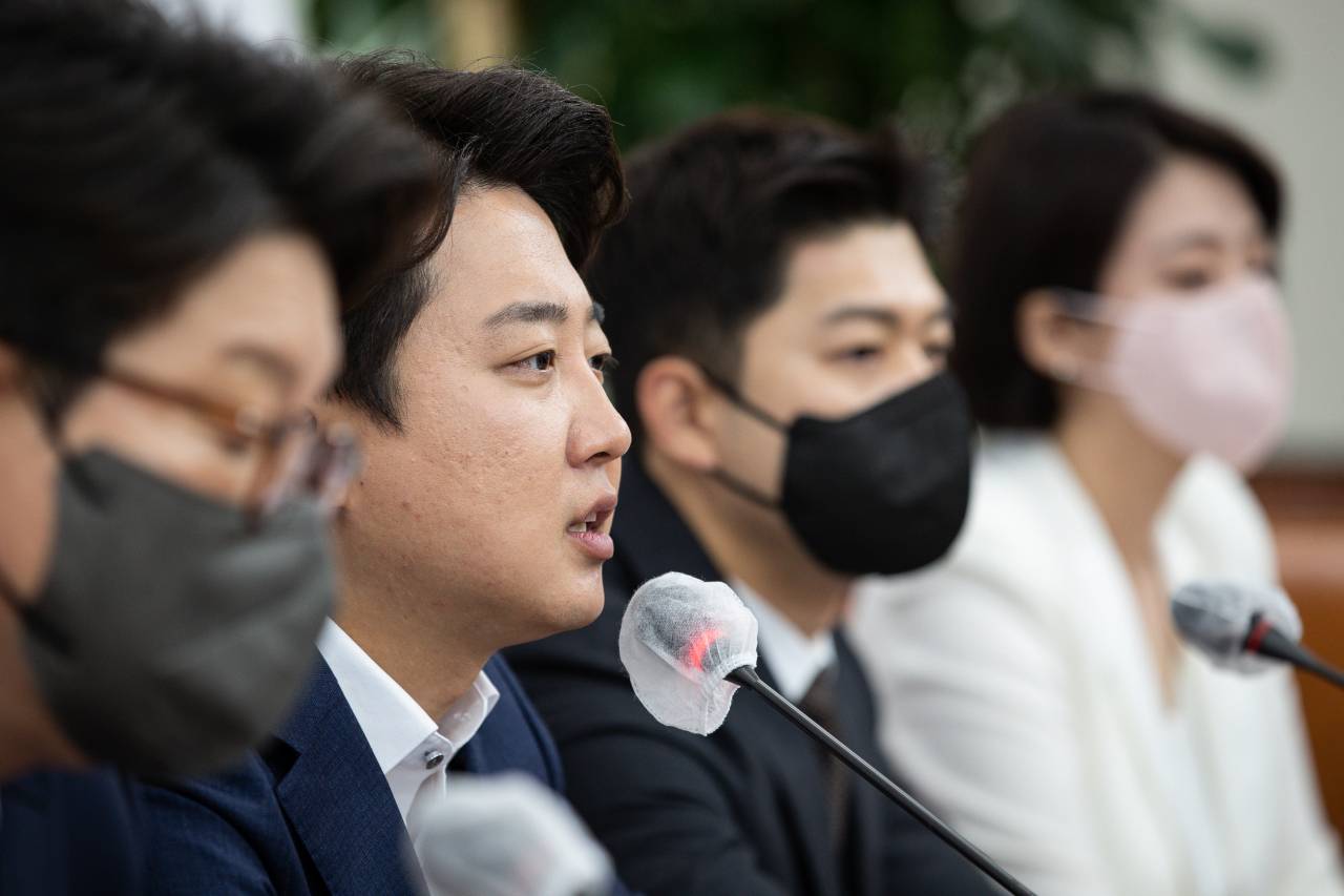 국민의힘 이준석 대표가 2일 오전 국회에서 열린 최고위원회의에서 발언하고 있다. [연합]