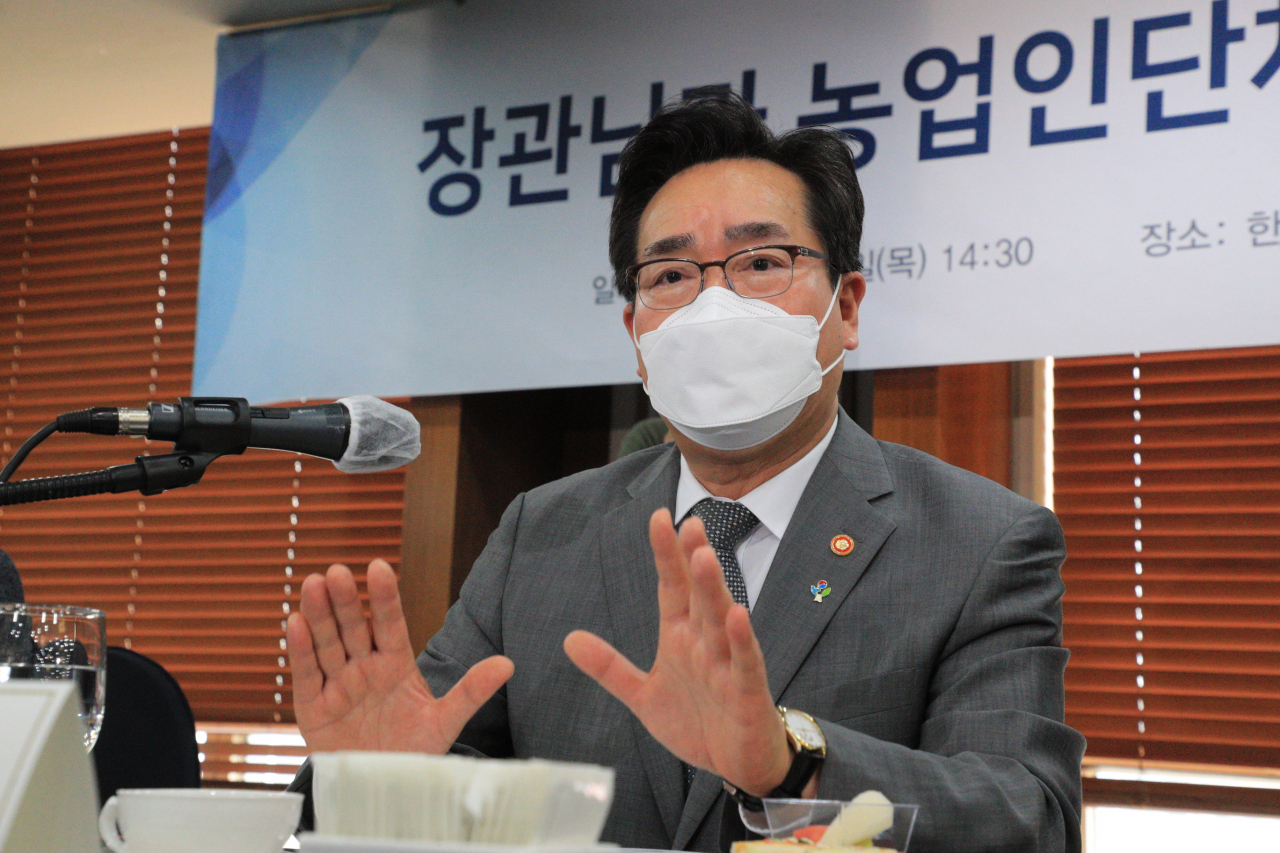 정황근 농림축산식품부 장관이 2일 오후 서울 한국프레스센터에서 열린 농업인단체장 초청 농정 소통 간담회에서 모두발언을 하고 있다. [농림축산식품부 제공]