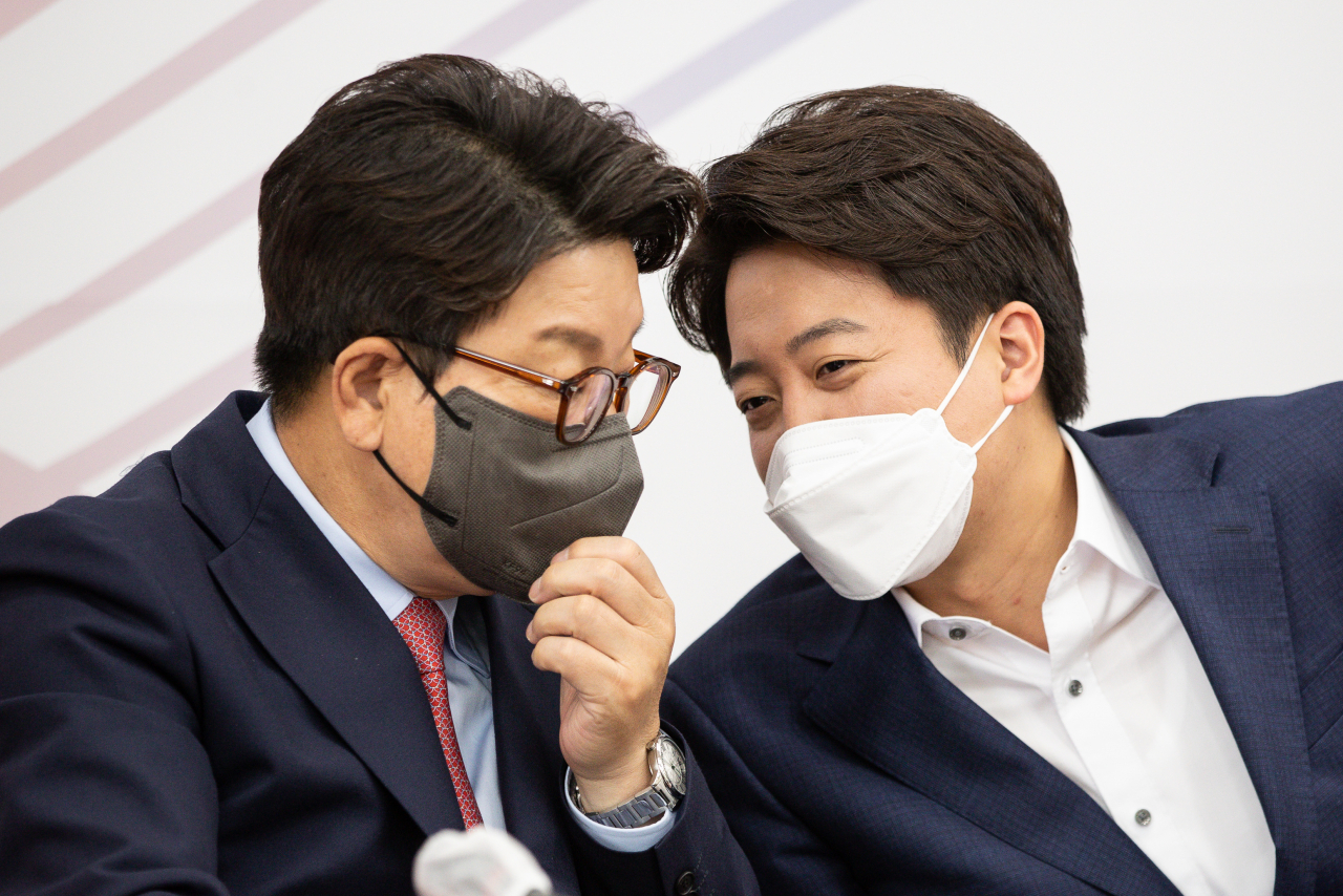국민의힘 이준석 대표(오른쪽)와 권성동 원내대표가 2일 오전 국회에서 열린 최고위원회의에서 대화하고 있다. 박해묵 기자