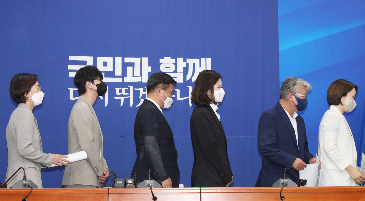 더불어민주당 윤호중·박지현 공동비상대책위원장과 비대위원들이 2일 오전 서울 여의도 국회 당대표실에서 "6·1 지방선거 패배의 책임을 지고 총사퇴하기로 했다"고 밝힌 뒤 퇴장하고 있다. 박해묵 기자