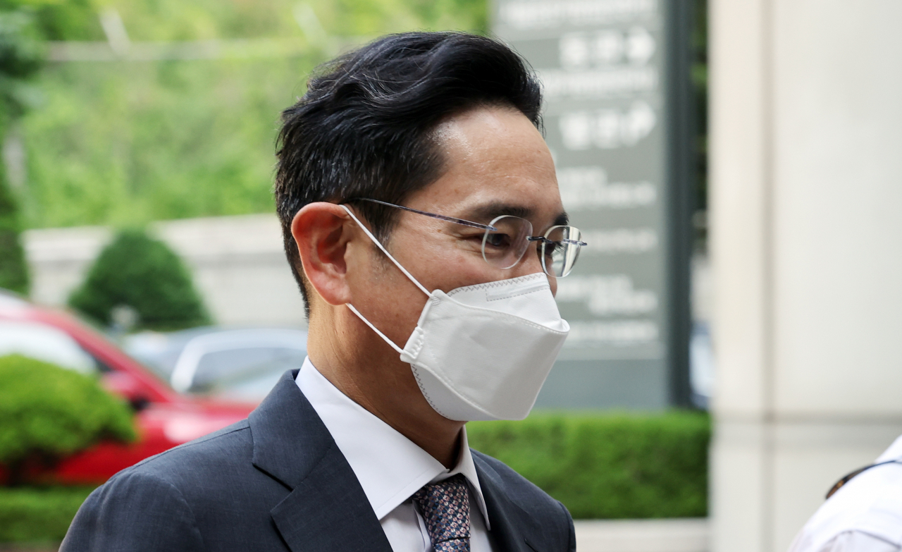 이재용 삼성전자 부회장이 서울중앙지법에 출석하는 모습 [연합]