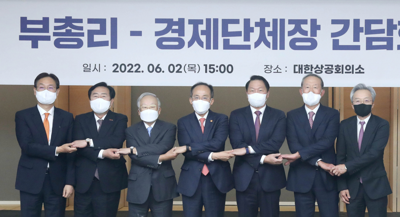 이관섭(왼쪽부터) 한국무역협회 부회장, 김기문 중기중앙회장, 손경식 경총 회장, 추경호 부총리, 최태원 대한상의 회장, 허창수 전경련 회장, 최진식 한국중견기업연합회장 등이 간담회 후 기념 촬영하고 있다 [상의 제공]