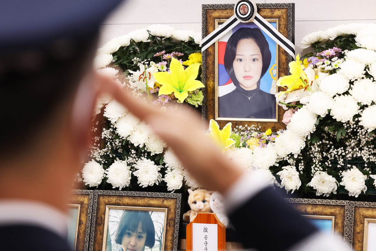 공군 성폭력 피해자 고(故) 이예람 중사 1주기를 하루 앞둔 지난달 20일 오전 경기도 성남시 국군수도병원 장례식장에서 열린 추모식에서 신옥철 공군참모차장이 고인의 영정을 향해 경례하고 있다. [연합]
