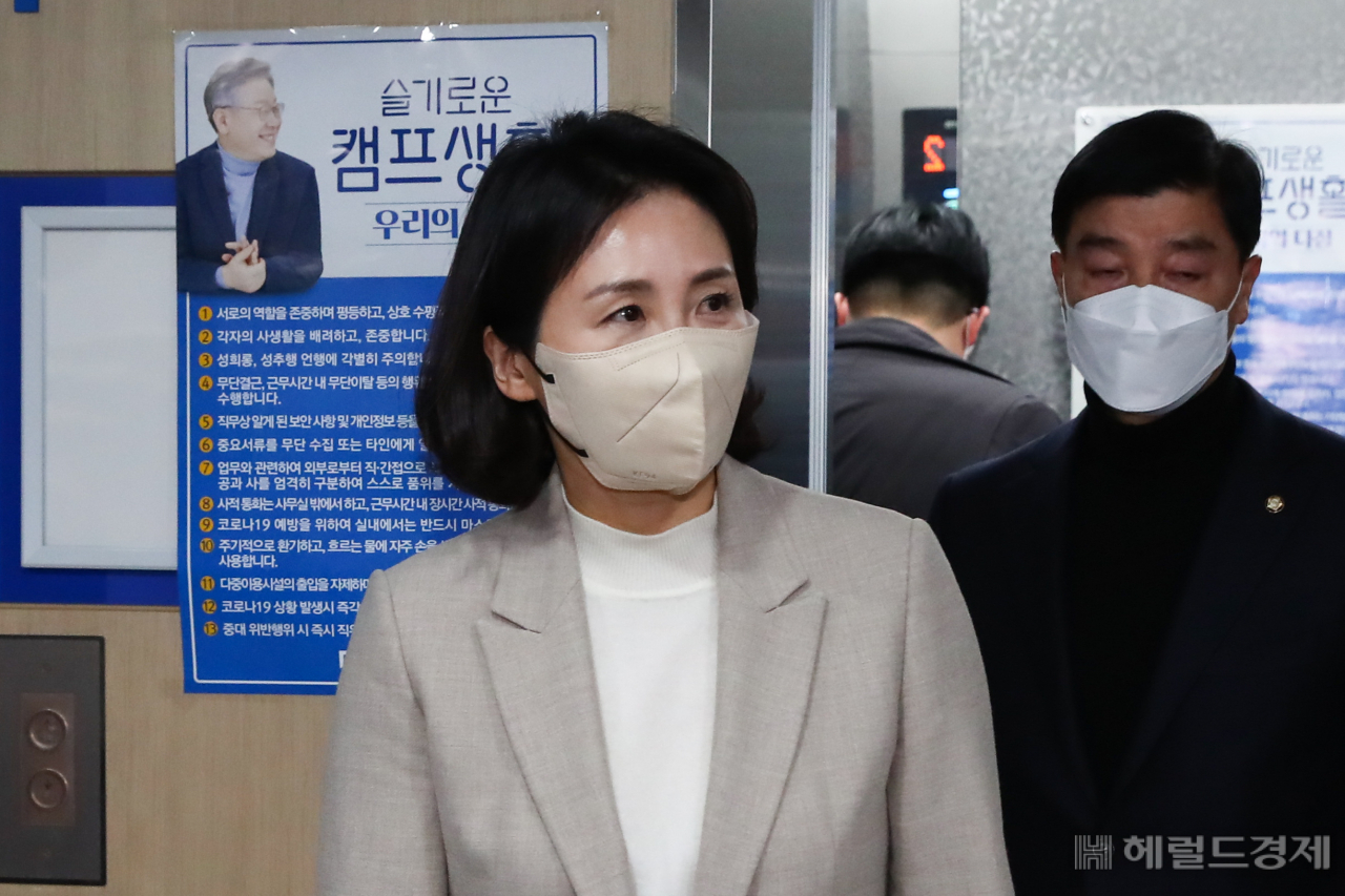 더불어민주당 이재명 대선 후보의 부인인 김혜경씨가 과잉 의전 의혹 등 논랑에 대해 사과하기위해 2월 9일 오후 서울 여의도 중앙당사 기자회견장으로 입장하고 있다. [헤럴드경제DB]