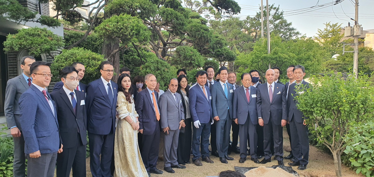 주한모로코대사관 무궁화 식수행사후 기념촬영