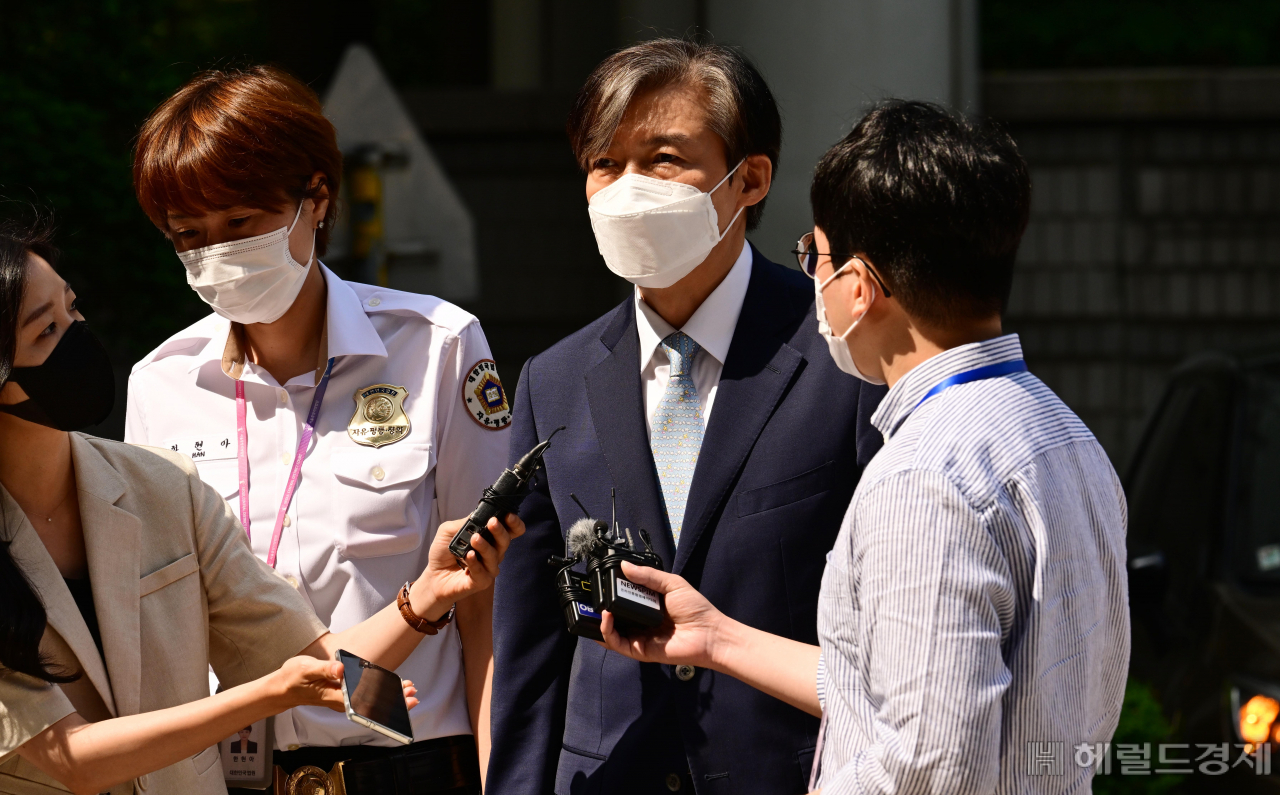 조국 전 법무부장관과 정경심 전 동양대교수의 자녀 입시 비리 사건 재판이 5개월 만에 다시 열린 가운데 3일 오전 조 전 장관이 서울 서초구 서울중앙지법으로 들어서고 있다. 박해묵 기자