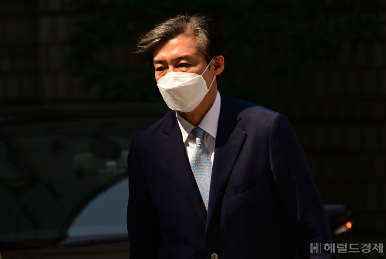 조국 전 법무부장관과 정경심 전 동양대교수의 자녀 입시 비리 사건 재판이 5개월 만에 다시 열린 가운데 3일 오전 조 전 장관이 서울 서초구 서울중앙지법으로 들어서고 있다. 박해묵 기자