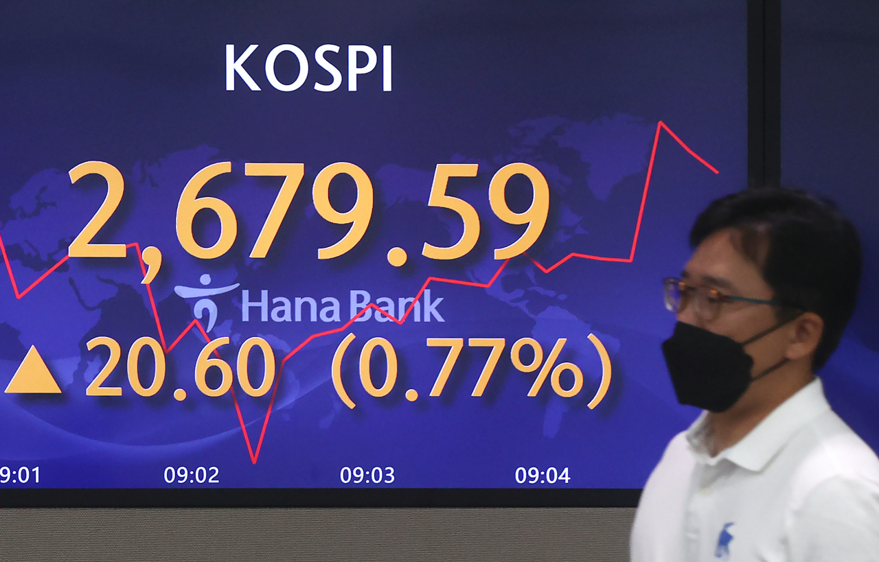 An electronic board showing the Korea Composite Stock Price Index (Kospi) at a dealing room of the Hana Bank headquarters in Seoul on Friday. (Yonhap)