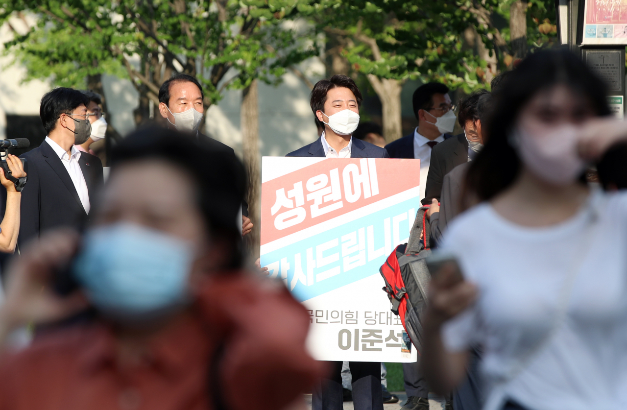 국민의힘 이준석 대표가 2일 오전 광주 동구 옛 전남도청 인근에서 광주 시민들에게 감사 인사를 하고 있다. 전날 치러진 제8회 전국 동시 지방선거에서 국민의힘은 광주에서 처음으로 광역·기초 비례의원이 당선됐다. [연합]